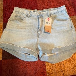 Levi mom short, light wash, new with tags.